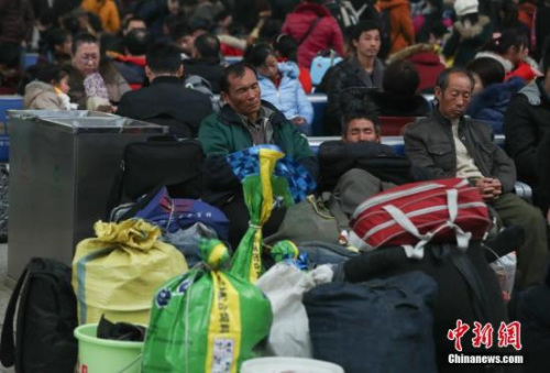 1月16日，武汉汉口火车站候车大厅里，等待进站上车的乘客进入了梦乡。<a target='_blank' href='http://www.chinanews.com/' width=