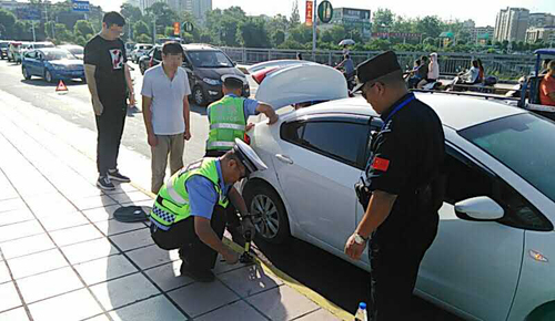 亚洲摩托艇公开赛开幕式：游客车辆爆胎堵车 民警化身修理工清障