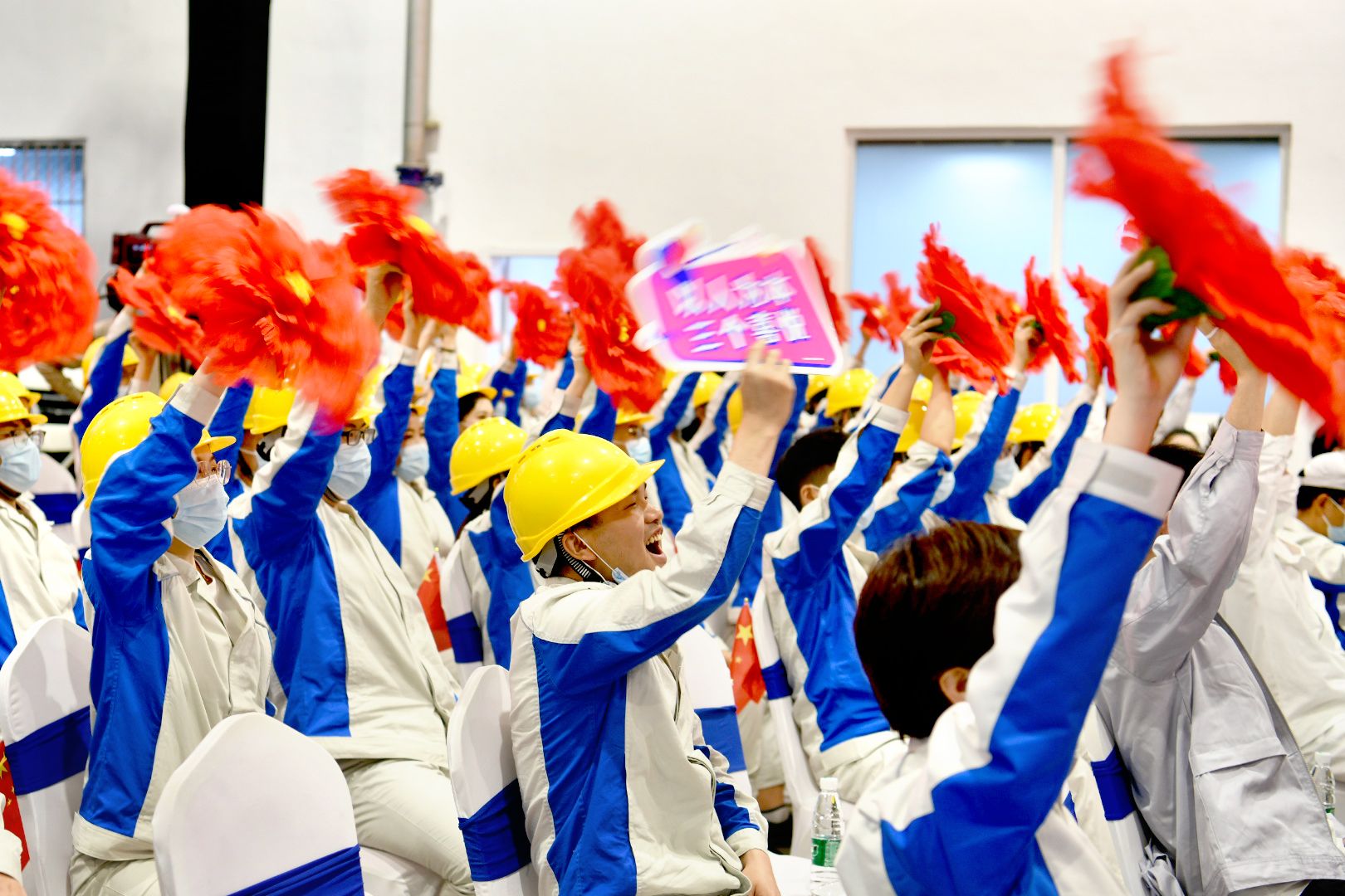 现场观众为”庆五一、迎五四“主题活动喝彩