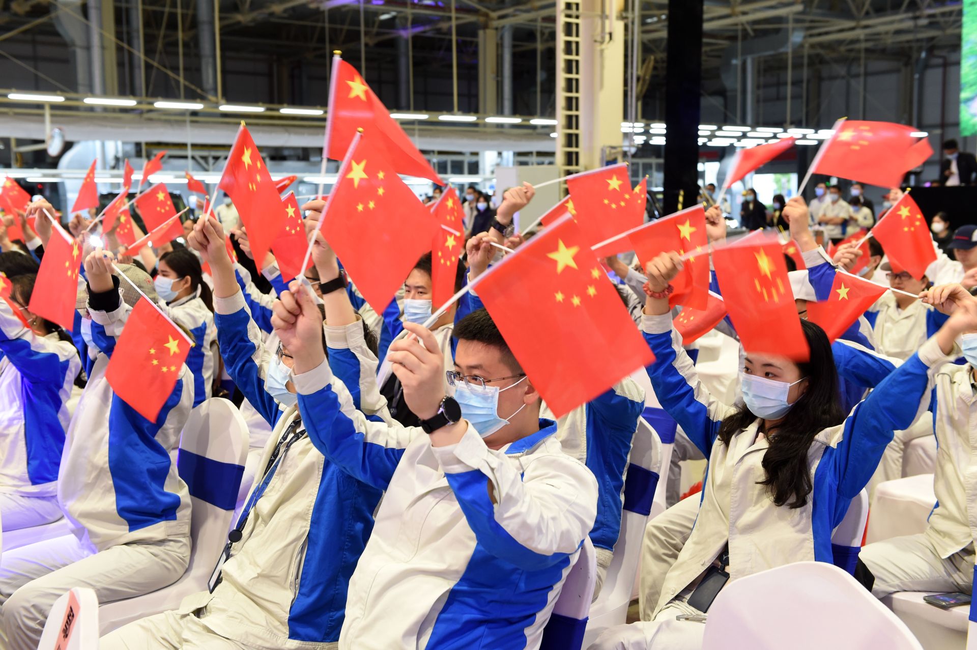 现场观众挥舞国旗喝彩