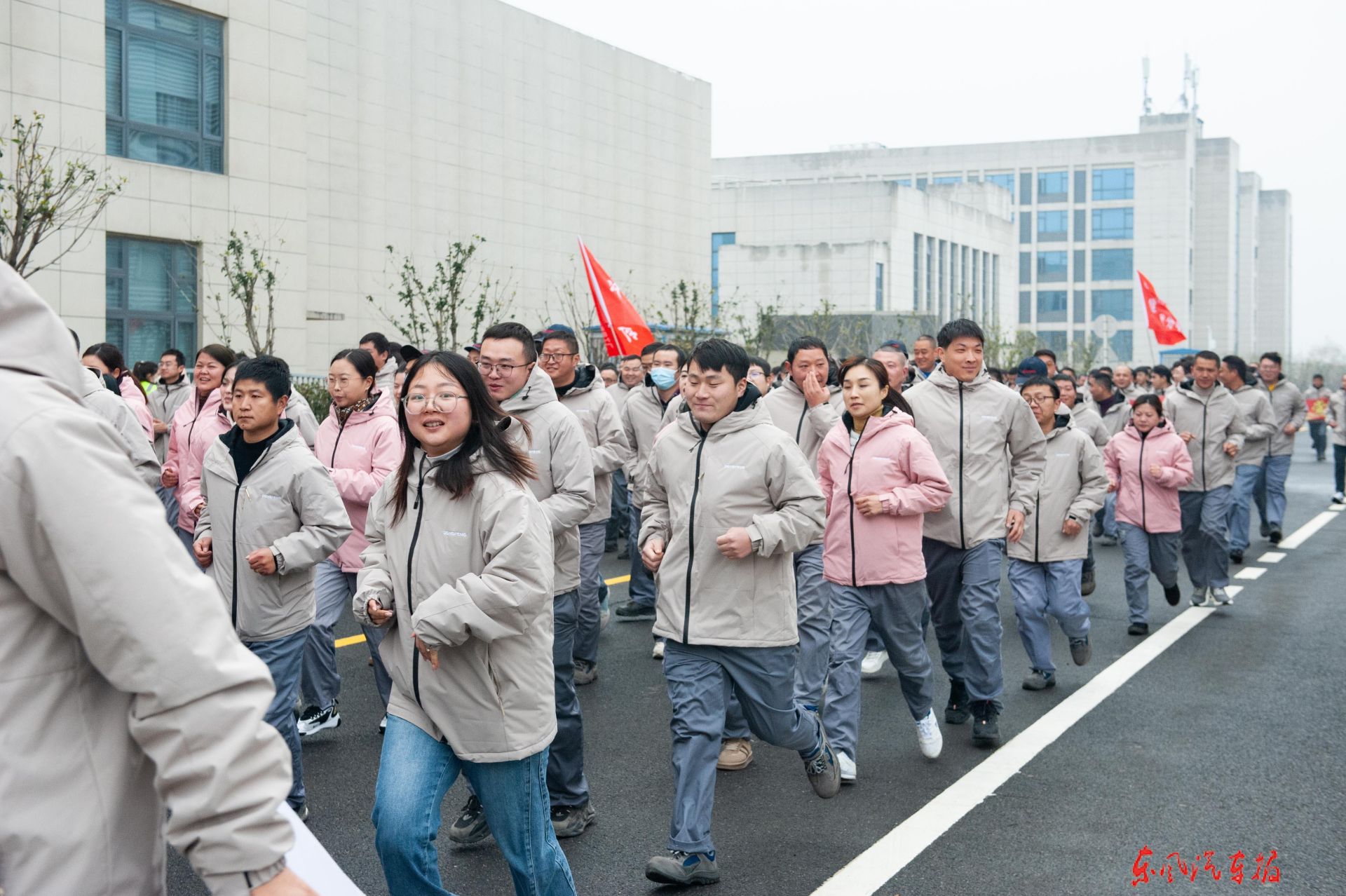 东风乘用车制造总部襄阳工厂干部员工参加绕厂跑活动