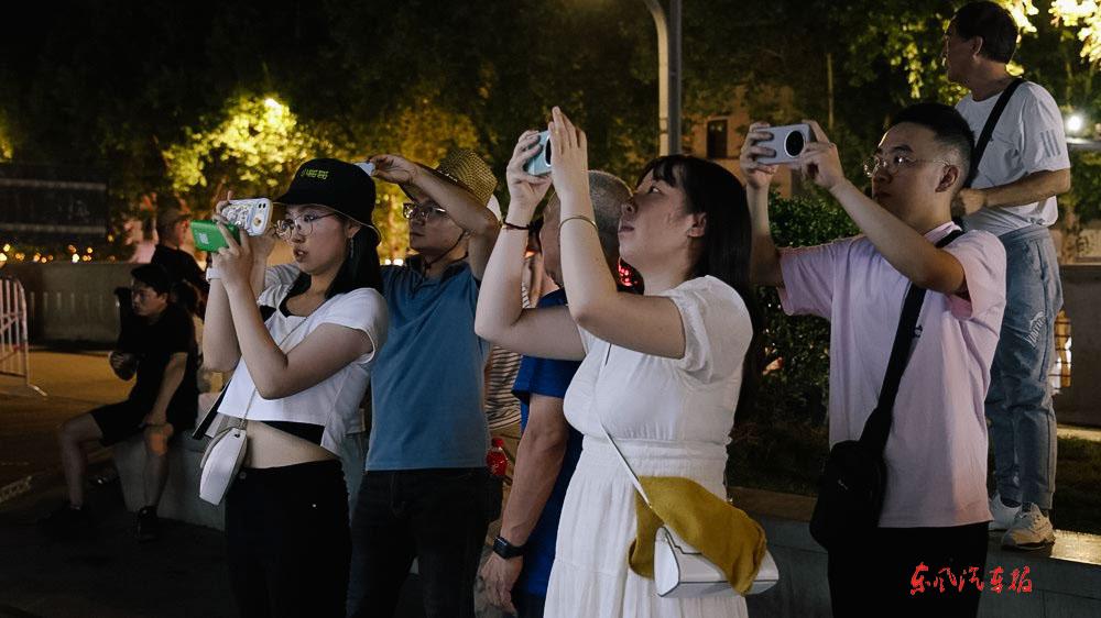 长江边，人们驻足观看