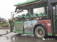 武汉公交车与工程车相撞现场