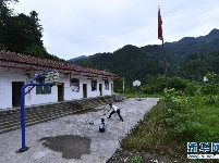 恩施深山里的微小学：仅有1名老师1名学生