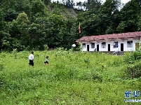 恩施深山里的微小学：仅有1名老师1名学生