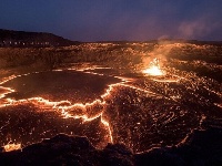 岩溶湖火焰翻滚如地狱入口
