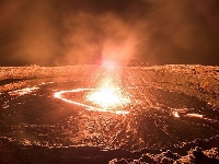 岩溶湖火焰翻滚如地狱入口