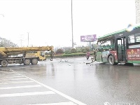 武汉公交车与工程车相撞现场
