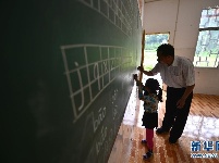 恩施深山里的微小学：仅有1名老师1名学生