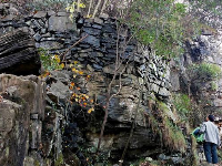 三峡现神秘古兵寨 石碑上刻“皇清嘉兴”