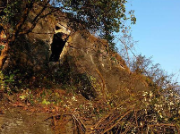 三峡现神秘古兵寨 石碑上刻“皇清嘉兴”