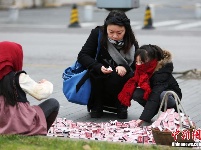 上海现“卖火柴的小女孩儿” 呼吁关爱贫困儿童
