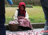 上海现“卖火柴的小女孩儿” 呼吁关爱贫困儿童
