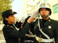 解放军女纠察：银盔白手套 平均身高1米7