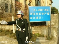 解放军女纠察：银盔白手套 平均身高1米7