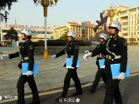 解放军女纠察：银盔白手套 平均身高1米7