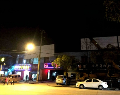 青山城管跨区作业 “挑灯夜战”拆除广告牌