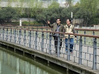 武汉：“民间湖长”护湖忙
