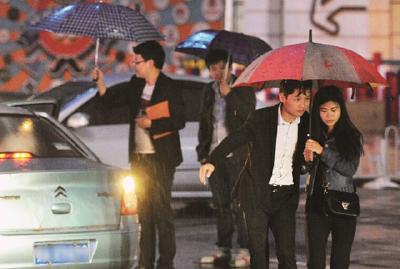 强降雨中心自西向东横扫湖北