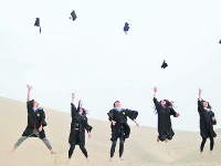 五名厦大学子爬雪山过沙漠拍毕业照