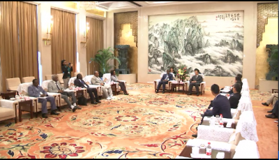 张昌尔会见加蓬代表团和外国驻华使节团