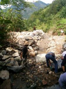  湖北“宜居村庄”遭遇洪灾 村民自救不等不靠