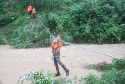 建始 | 暴雨引发山洪导致6人被困 消防“铁战士”横渡救援