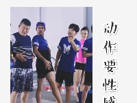 华波波亲身示范：如何在合照中刷爆存在感
