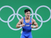 举重男子77公斤级：吕小军破抓举世界纪录