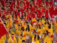 里约奥运会开幕式 雷声高擎国旗率中国军团第45位亮相！