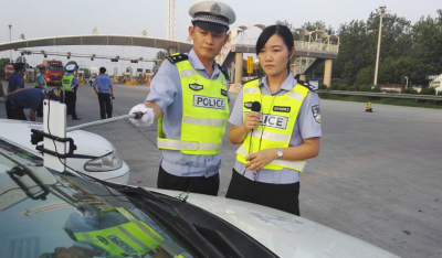 美女交警直播“首秀”12万网友“强势”围观
