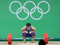举重男子77公斤级：吕小军破抓举世界纪录