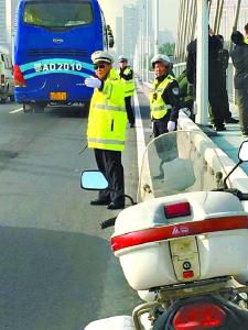 导致长江二桥周边道路严重拥堵 男子第三次跳桥被拘留
