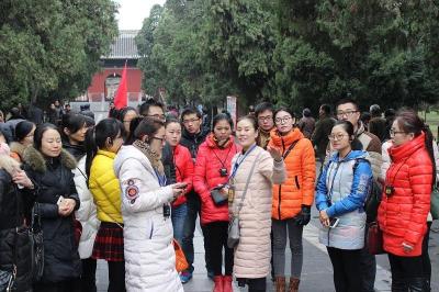 遏制导游变“导购” 宜昌签全国首份导游带薪合同
