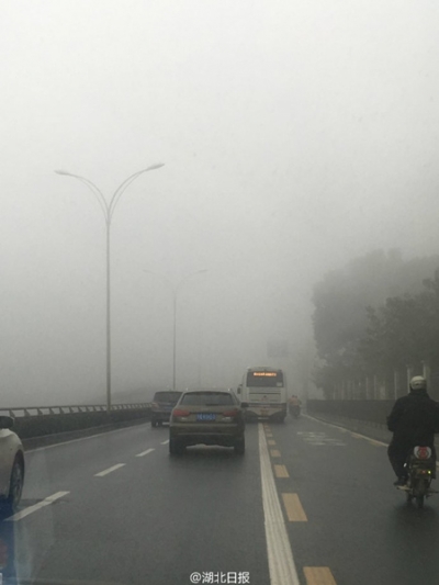 湖北连遭雾霾侵袭 未来三天空气质量难好转