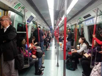 香港地铁纵火案：疑点燃助燃剂引发 一名嫌犯被拘