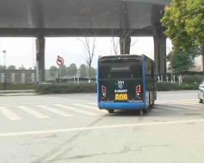 新春走基层 | 武汉公交司机亲自抱行动不便老人下车