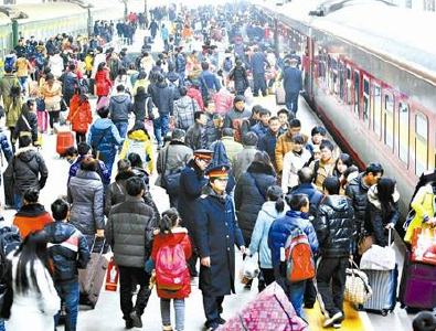 武汉铁路迎来出行高峰 昨天发送旅客60万人次