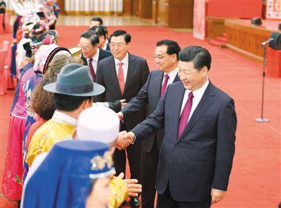 习近平出席全国两会少数民族代表委员茶话会