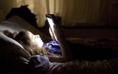 《中国青年睡眠现状报告》发布：九成青年睡前玩手机
