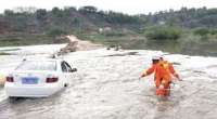 司机赶路侥幸开车过河遇熄火 湖北随州消防涉水救援