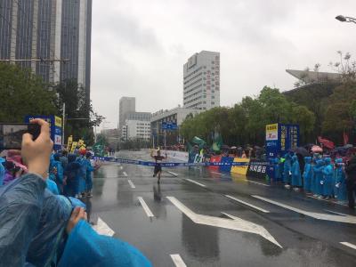 【汉马快报】美国帅小伙获汉马“健康跑”冠军