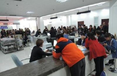 多地“蹲式窗口”被曝出 专家：为民服务岂能高高在上