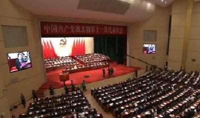 评论 | 高举旗帜，牢记嘱托，奋力迈上新征程