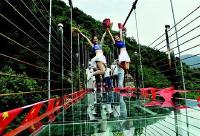 华中首座跨山玻璃天桥开放 万余名游客玩心跳 