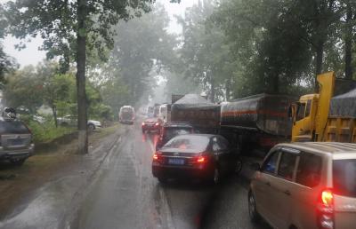 暖心！雨天路滑两货车相撞 消防员负重狂奔百米救援