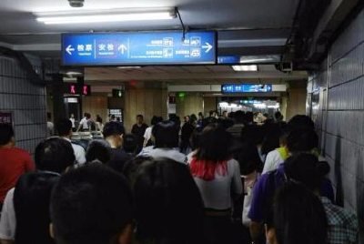 人民日报批“假装在生活”：怎么邪乎怎么写