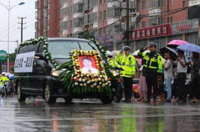 暴雨洪水中，这些瞬间令人触动