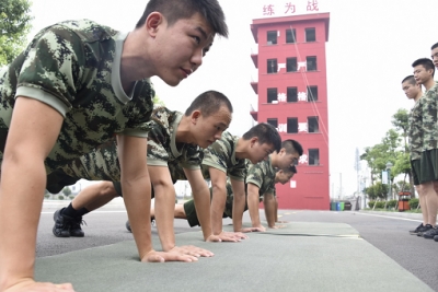 湖北荆州退伍消防战士拍“靓照”纪念热血青春