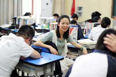 湖北这位老师火了！“最燃”演讲爆红：人生很贵，请别浪费